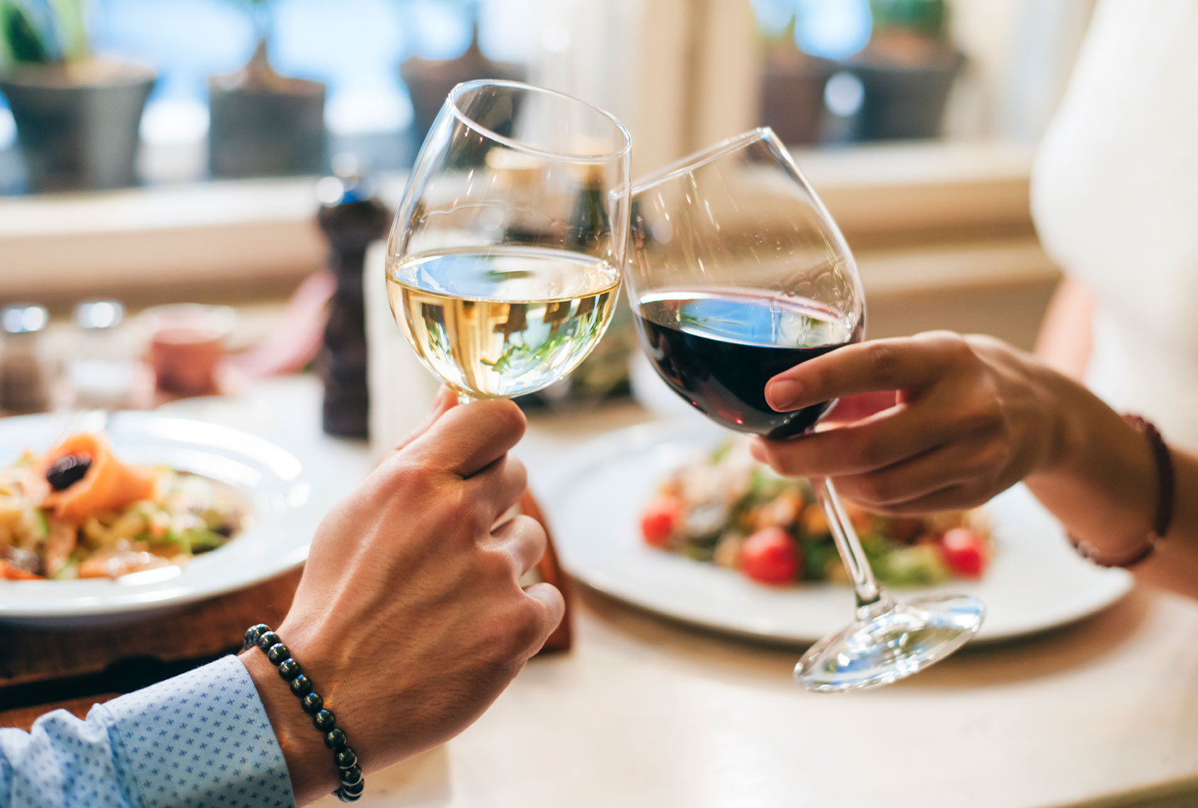 Couple toasting with wine (Getty Images/Westend61)