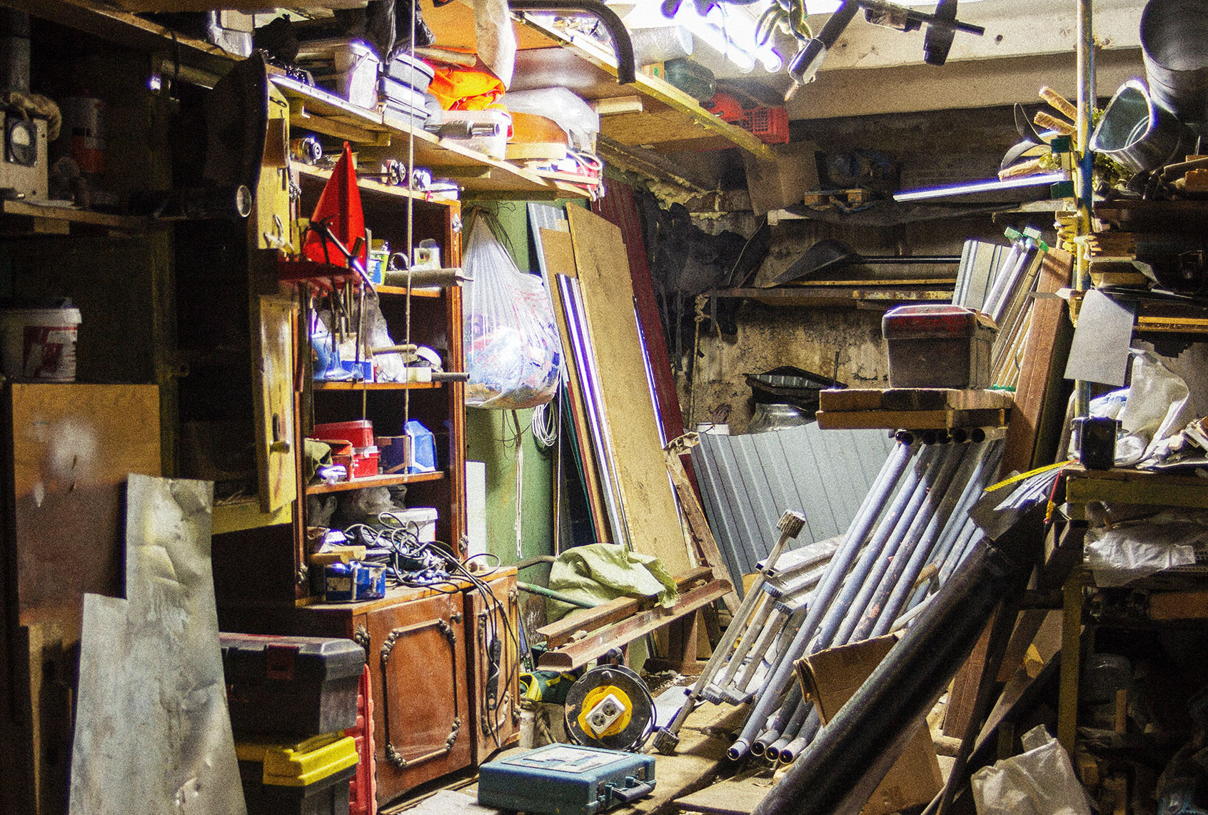 Big mess in an over stuffed suburban garage (Getty Images/Denis Torkhov)