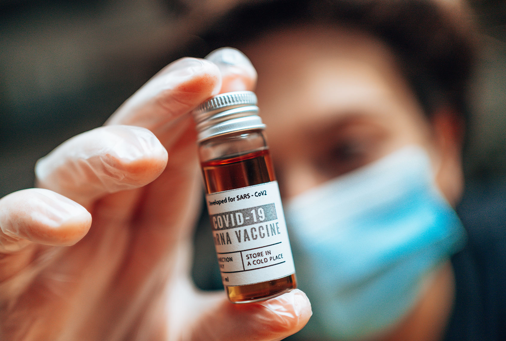 Pharmacist holding the Covid19 vaccine vial (Getty Images/franckreporter)