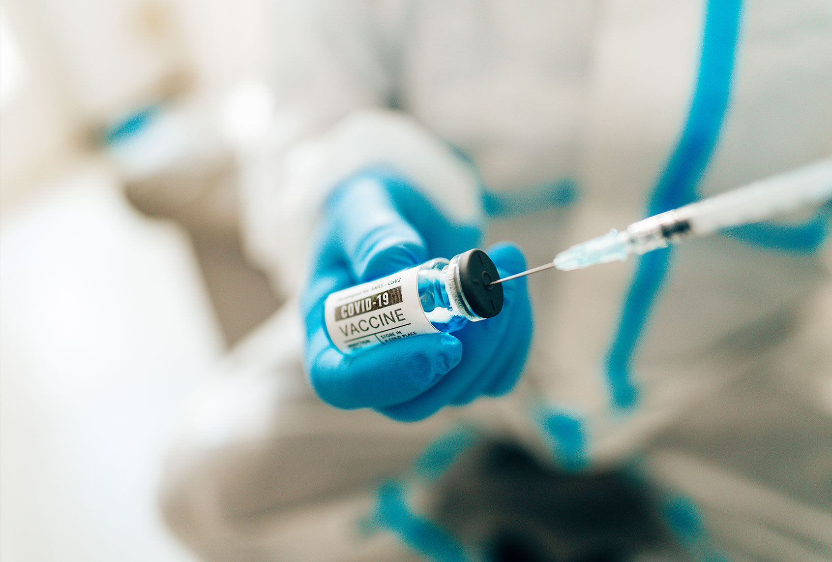 Doctor holding a COVID-19 vaccine shot (Getty Images/franckreporter)