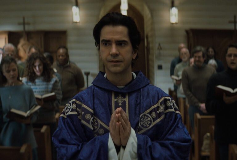 Hamish Linklater in "Midnight Mass" (Netflix)
