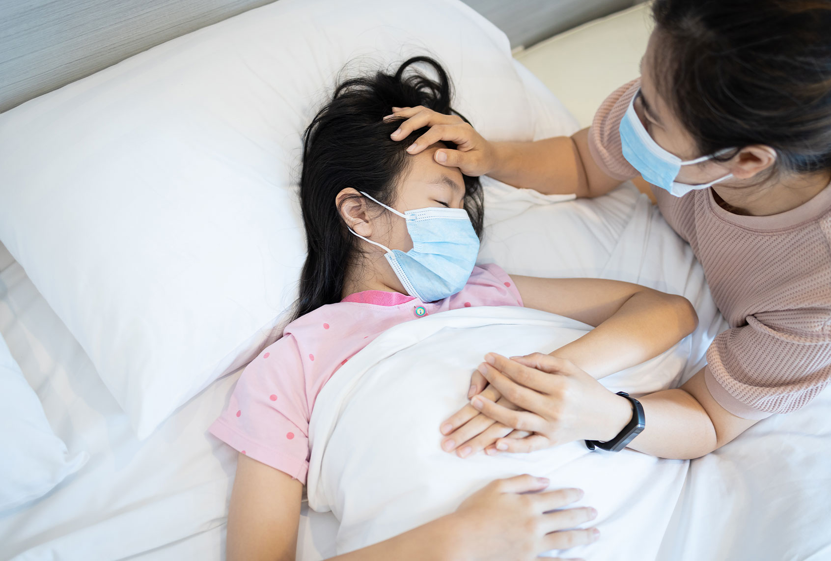 A young girl sick in bed (Sac C Wat'hn Buy Thna Thwi Phl / EyeEm / Getty Images)