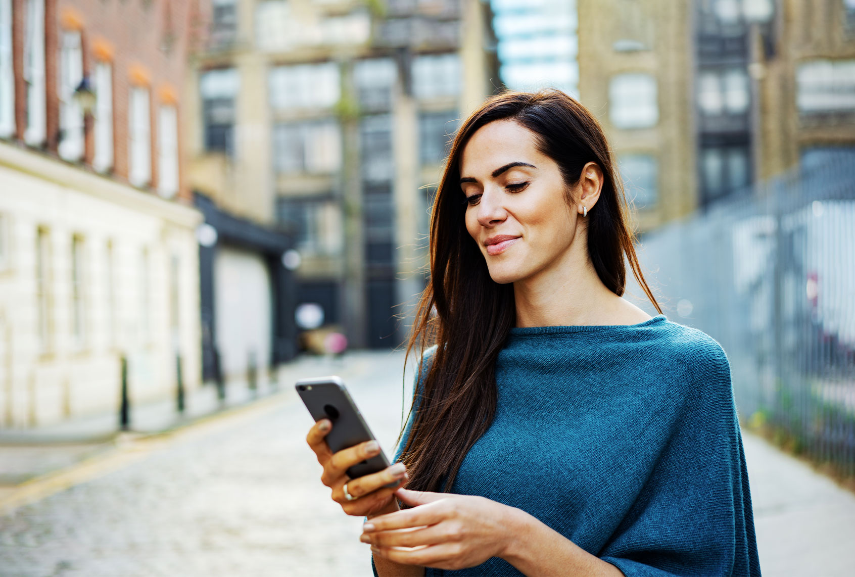 Woman using her smart phone (Getty Images/Tim Robberts)
