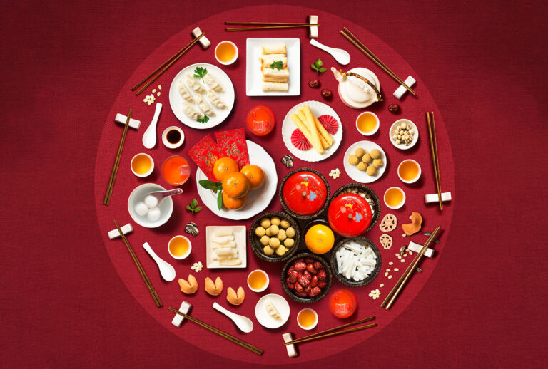 Chinese new year reunion dinner (Getty Images/twomeows)