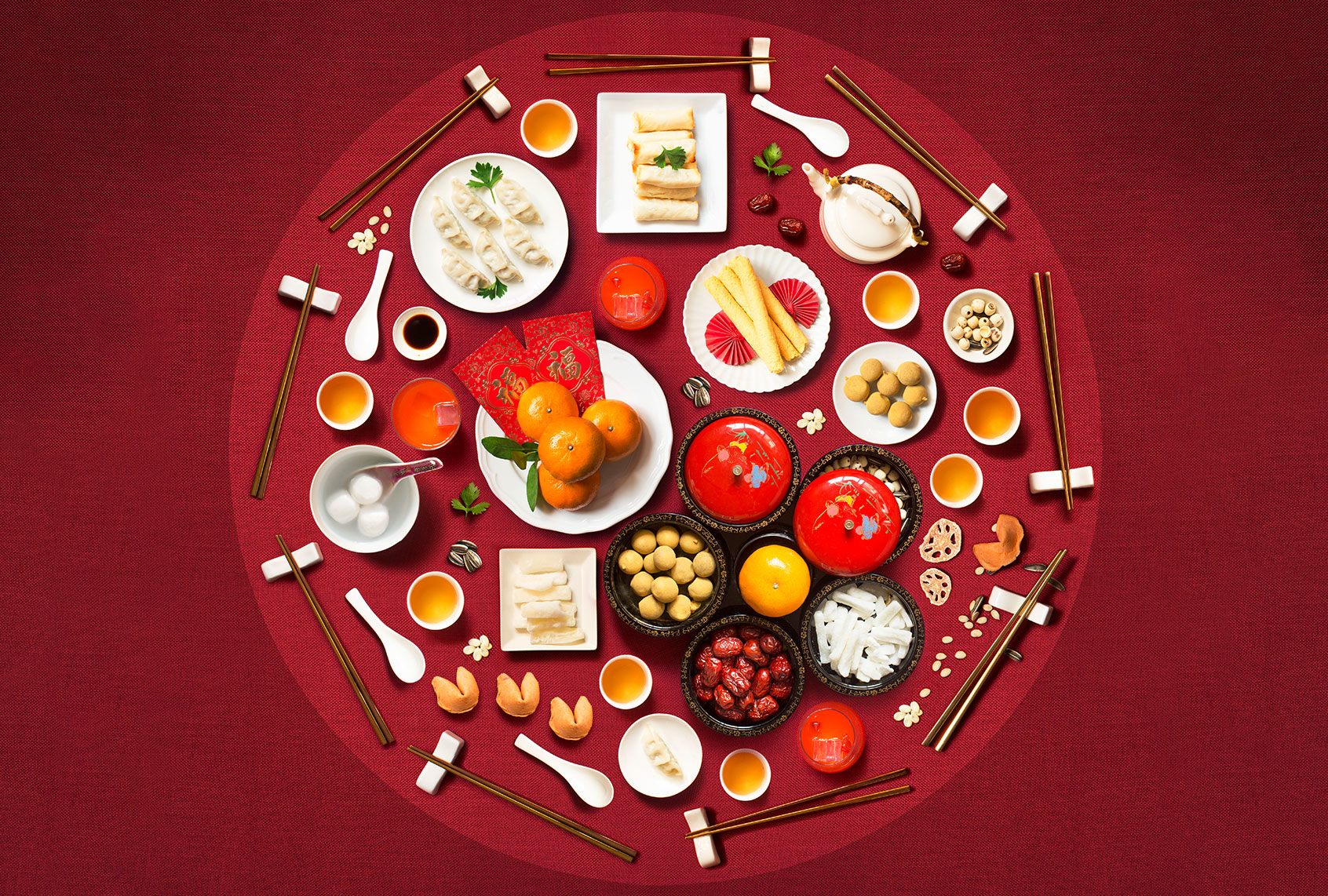 Chinese new year reunion dinner (Getty Images/twomeows)