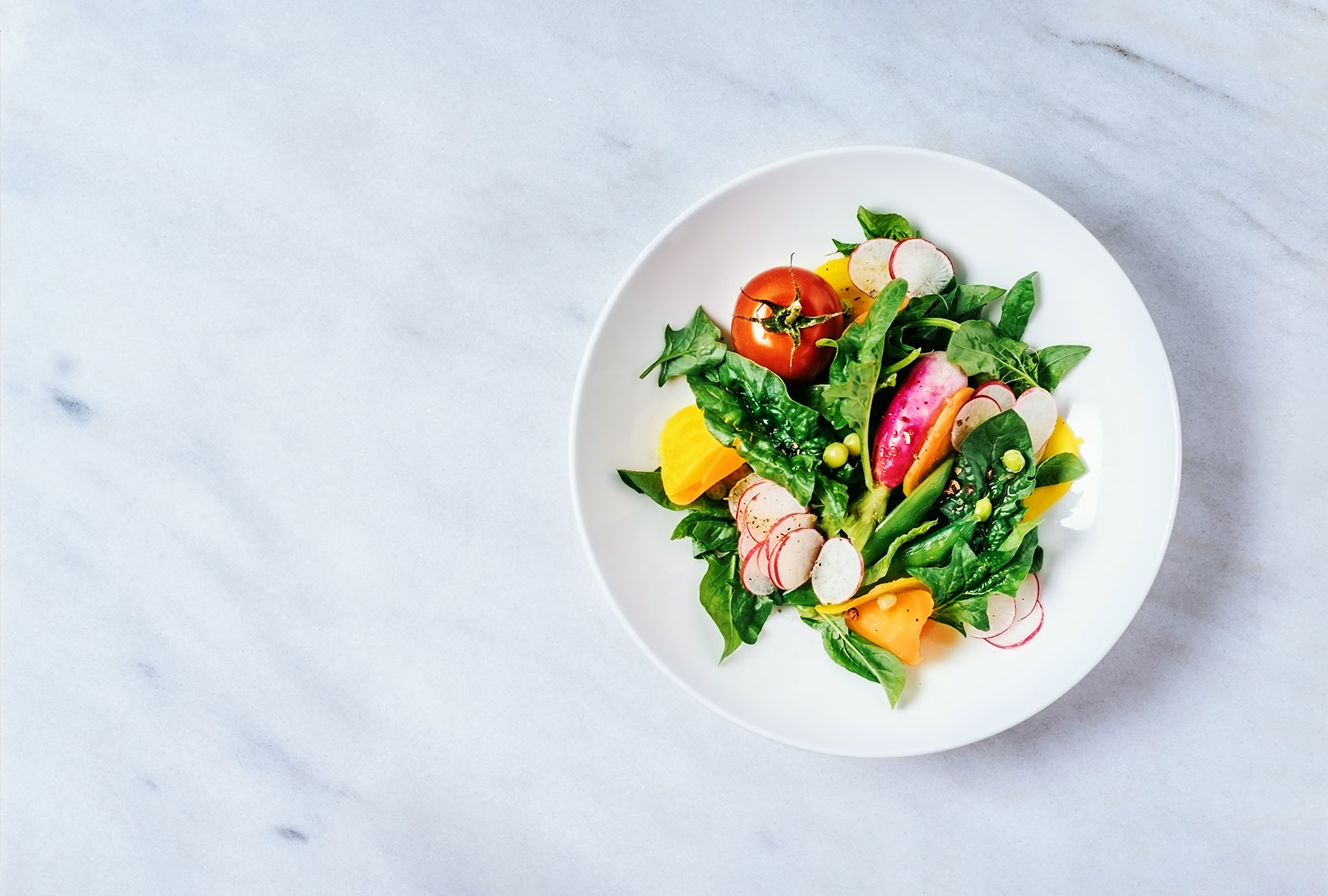 A bowl of fresh salad (Getty Images/Claudia Totir)