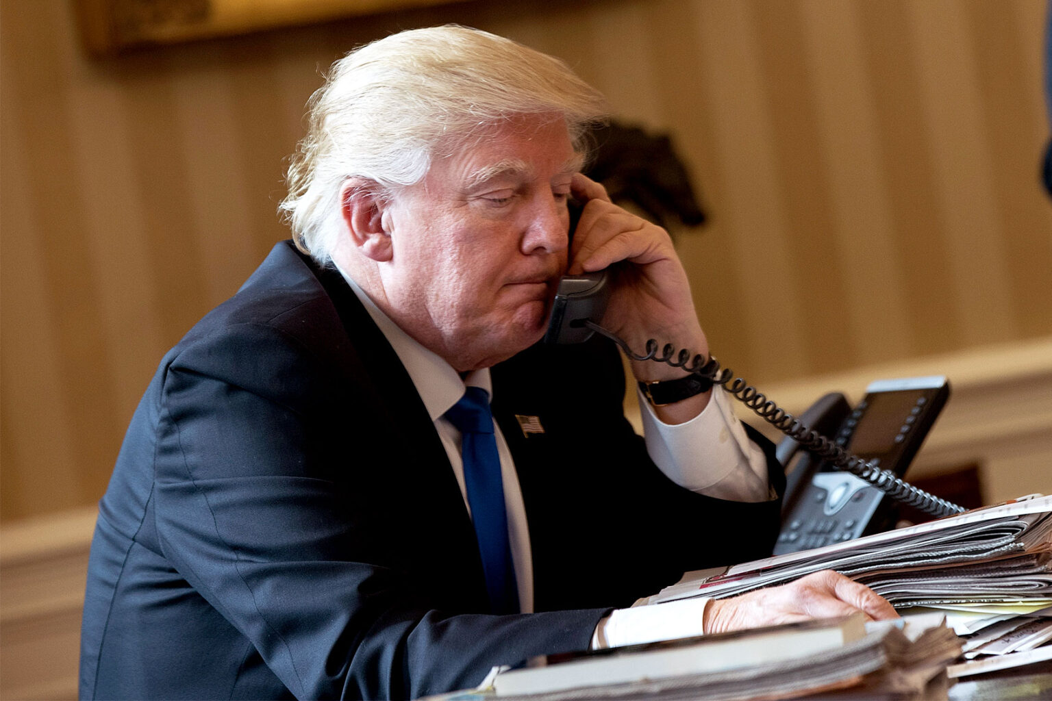 Trump hangs up on CNN when confronted with new Epstein photos: "You've ...