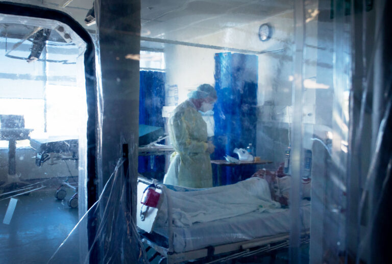 Dr Anthony Byrne, Consultant Respiratory Physician and Lung Specialist, consults with a COVID-19 positive patient inside 'the bubble' at St Vincent's Hospital on December 2, 2021 in Sydney, Australia. (Lisa Maree Williams/Getty Images)