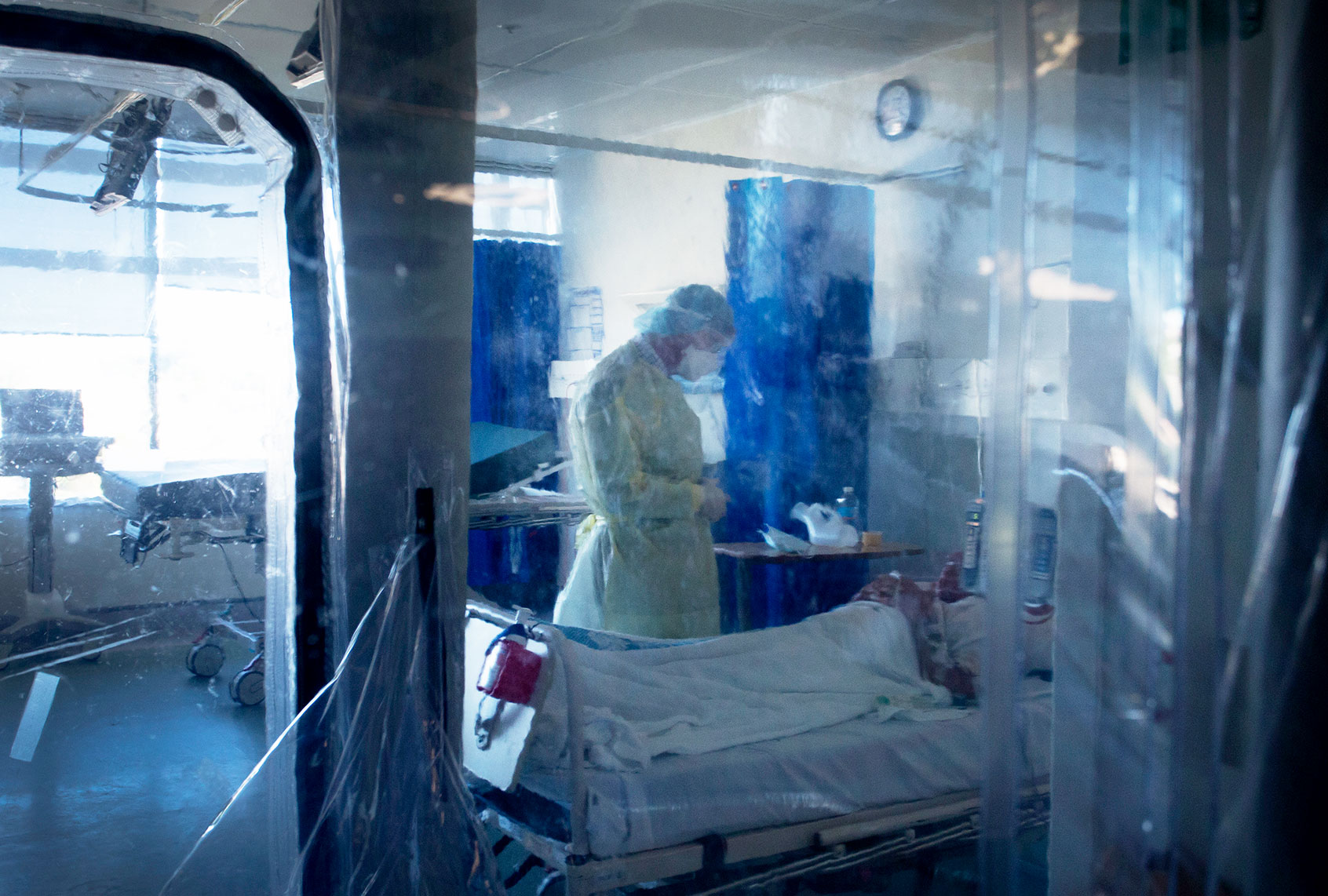 Dr Anthony Byrne, Consultant Respiratory Physician and Lung Specialist, consults with a COVID-19 positive patient inside 'the bubble' at St Vincent's Hospital on December 2, 2021 in Sydney, Australia. (Lisa Maree Williams/Getty Images)