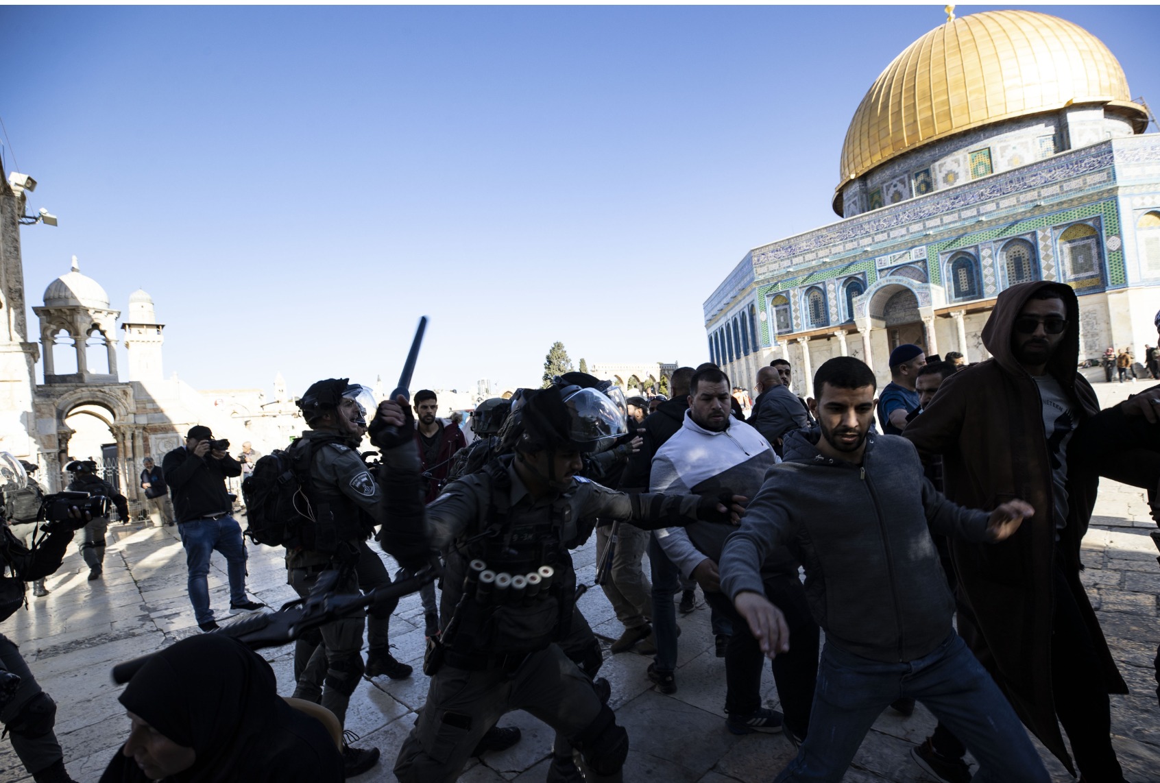 JERUSALEM - APRIL 15: Israeli forces intervene in Palestinians at Al-Aqsa Mosque after Palestinians react to the Israeli raid at Al-Aqsa Mosque in Jerusalem on April 15, 2022. (Photo by Mostafa Alkharouf/Anadolu Agency via Getty Images)