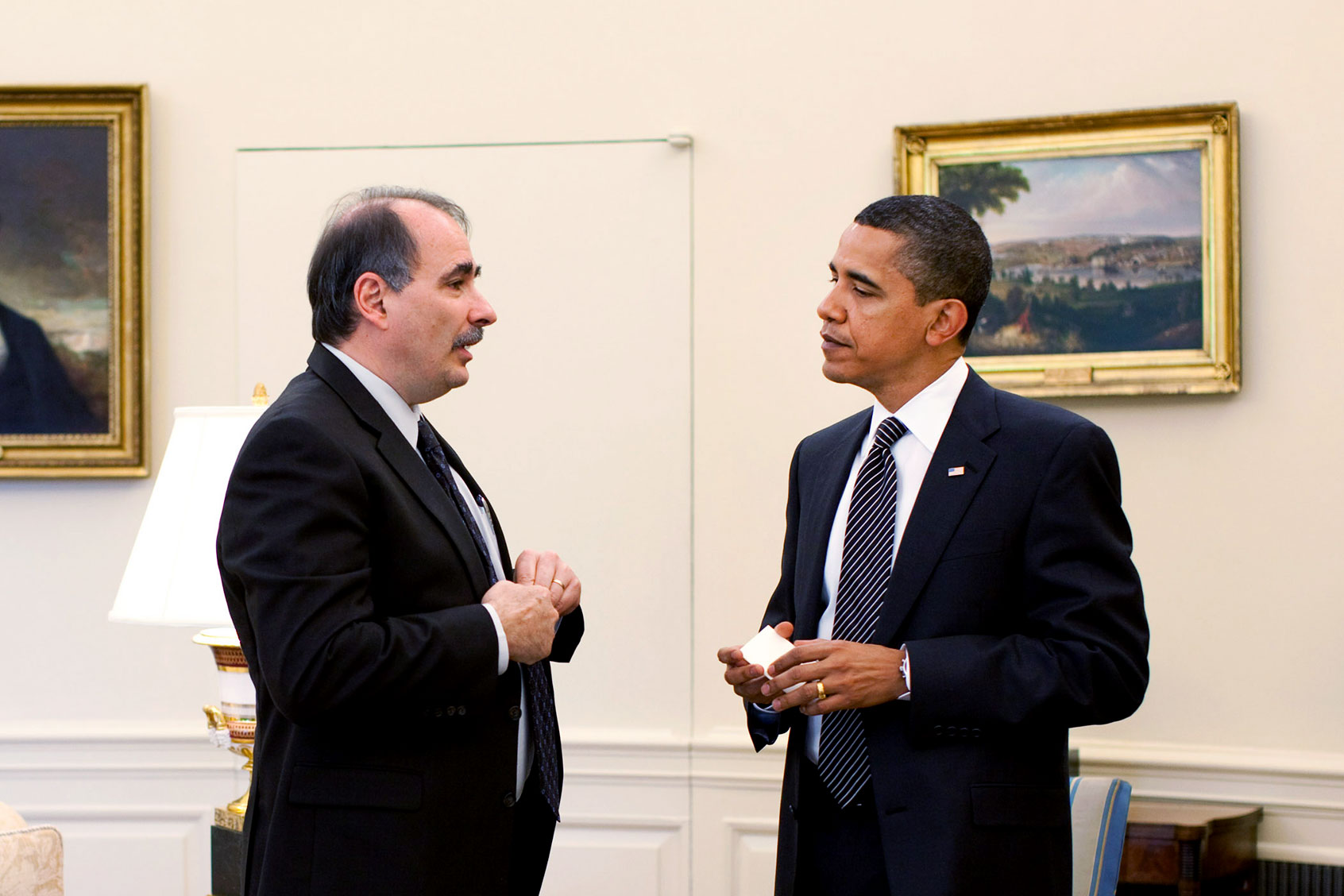 In this handout from the The White House, U.S. President Barack Obama talks with Senior Advisor David Axelrod during a staff meeting in the Oval Office May 12, 2009 in Washington, DC. (Pete Souza/The White House via Getty Images)
