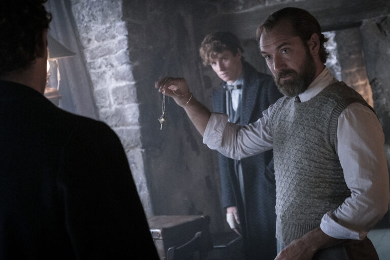 EDDIE REDMAYNE as Newt Scamander and JUDE LAW as Albus Dumbledore in Warner Bros. Pictures' fantasy adventure "FANTASTIC BEASTS: THE SECRETS OF DUMBLEDORE.” (Courtesy of Warner Bros. Pictures/Jaap Buitendijk)