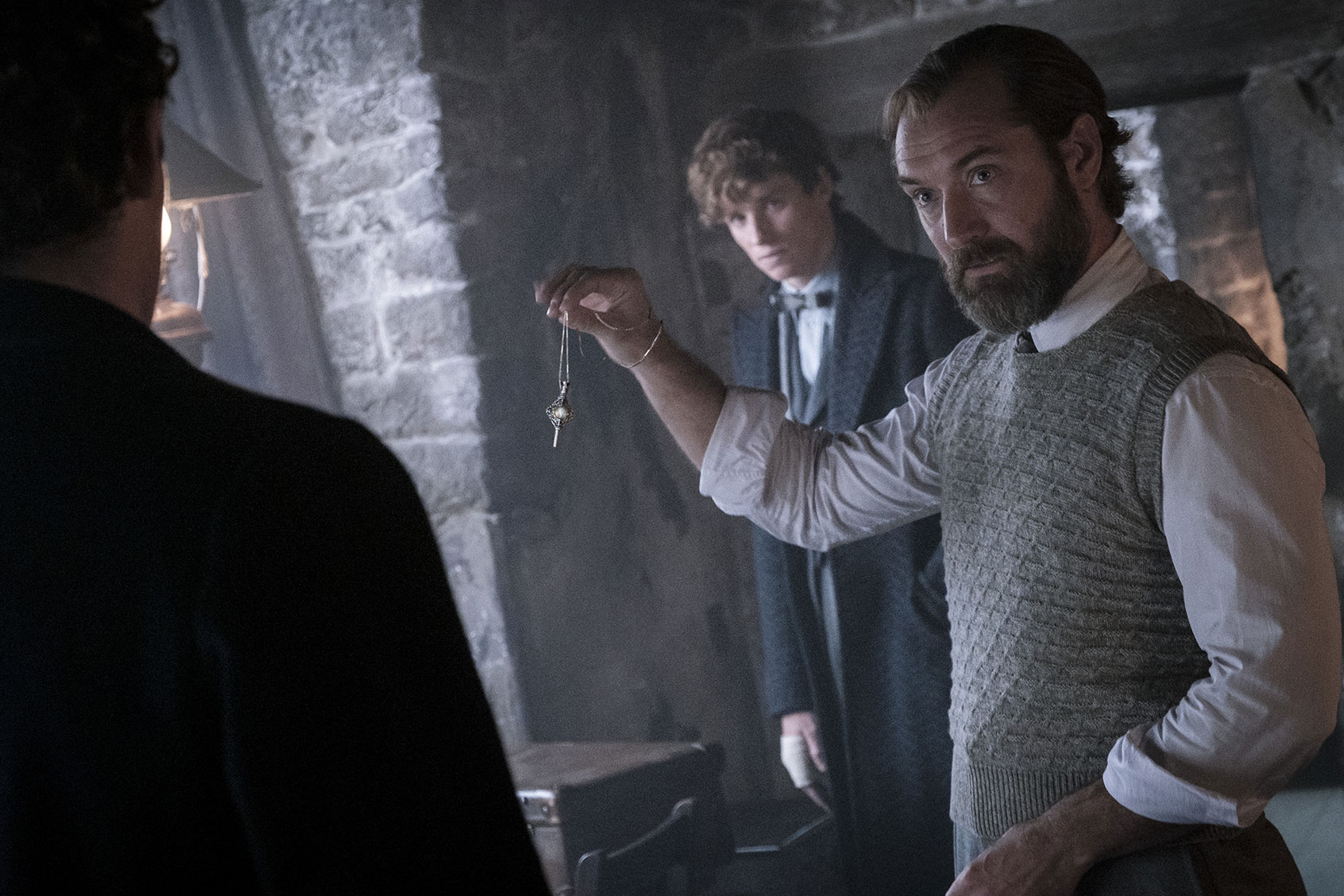 EDDIE REDMAYNE as Newt Scamander and JUDE LAW as Albus Dumbledore in Warner Bros. Pictures' fantasy adventure "FANTASTIC BEASTS: THE SECRETS OF DUMBLEDORE.” (Courtesy of Warner Bros. Pictures/Jaap Buitendijk)