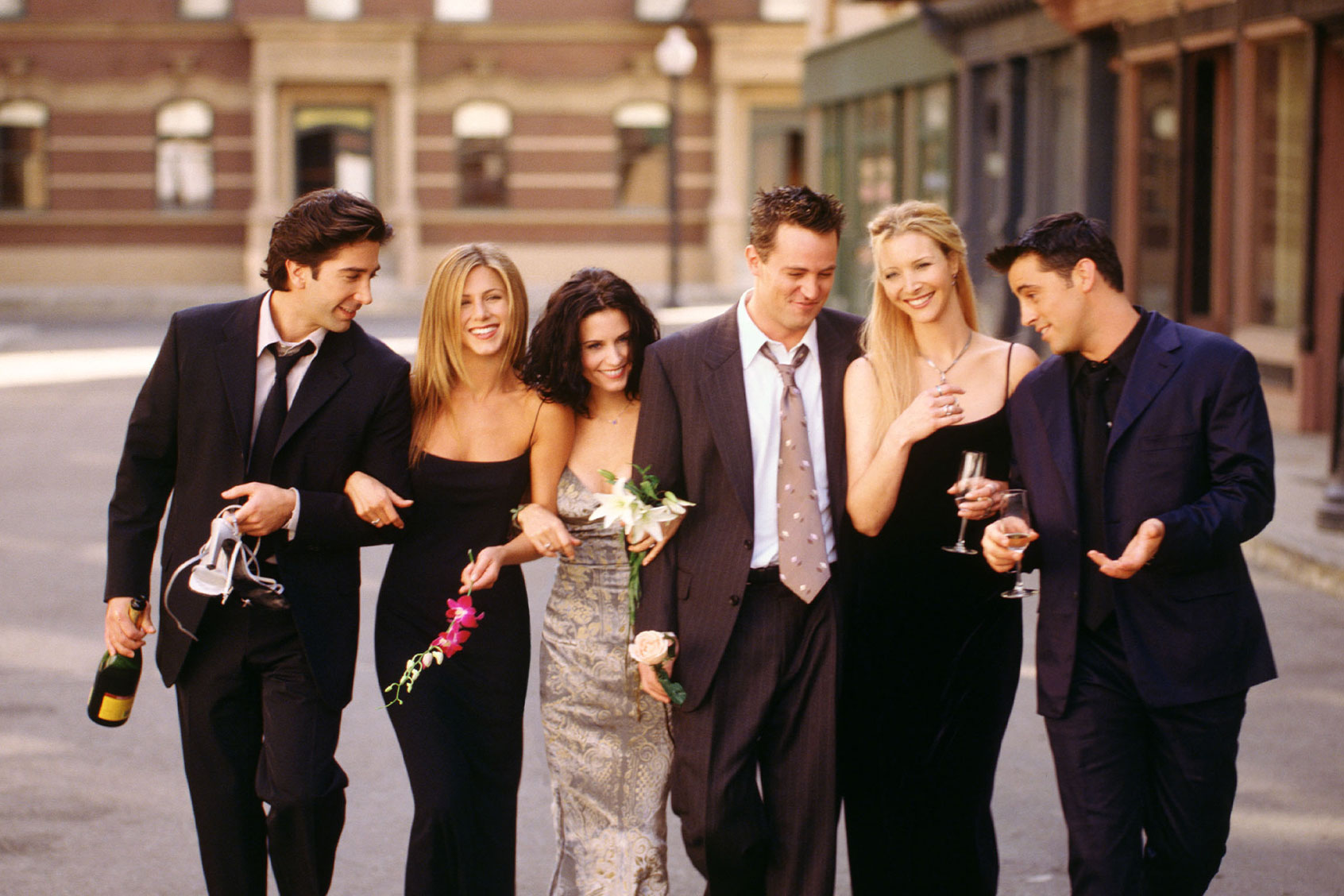 Cast members of NBC's comedy series "Friends." Pictured: David Schwimmer as Ross Geller, Jennifer Aniston as Rachel Green, Courteney Cox as Monica Geller, Matthew Perry as Chandler Bing, Lisa Kudrow as Phoebe Buffay, Matt LeBlanc as Joey Tribbiani. (Warner Bros. Television via Getty Images)