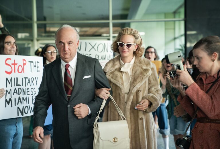 Sean Penn and Julia Roberts in "Gaslit" (Starz)