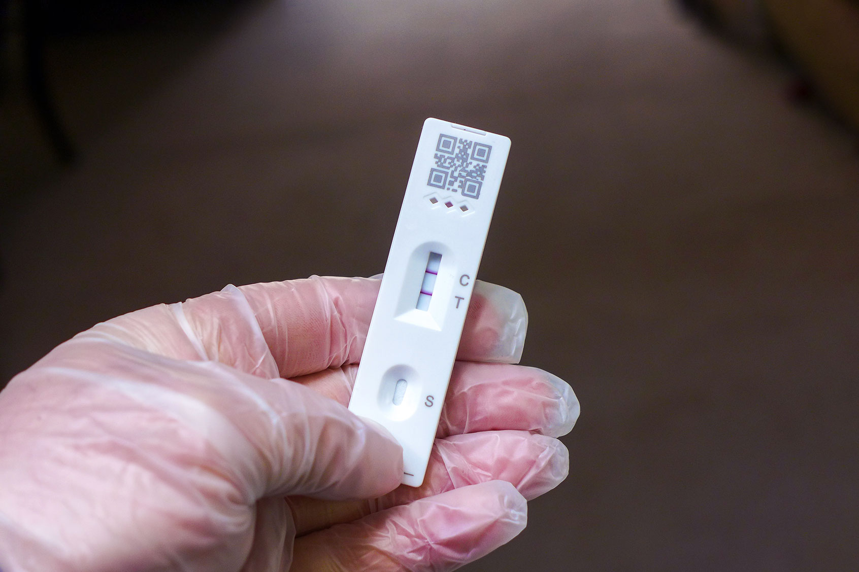 Positive Cassette rapid test for COVID-19 (Getty Images/Massimiliano Finzi)