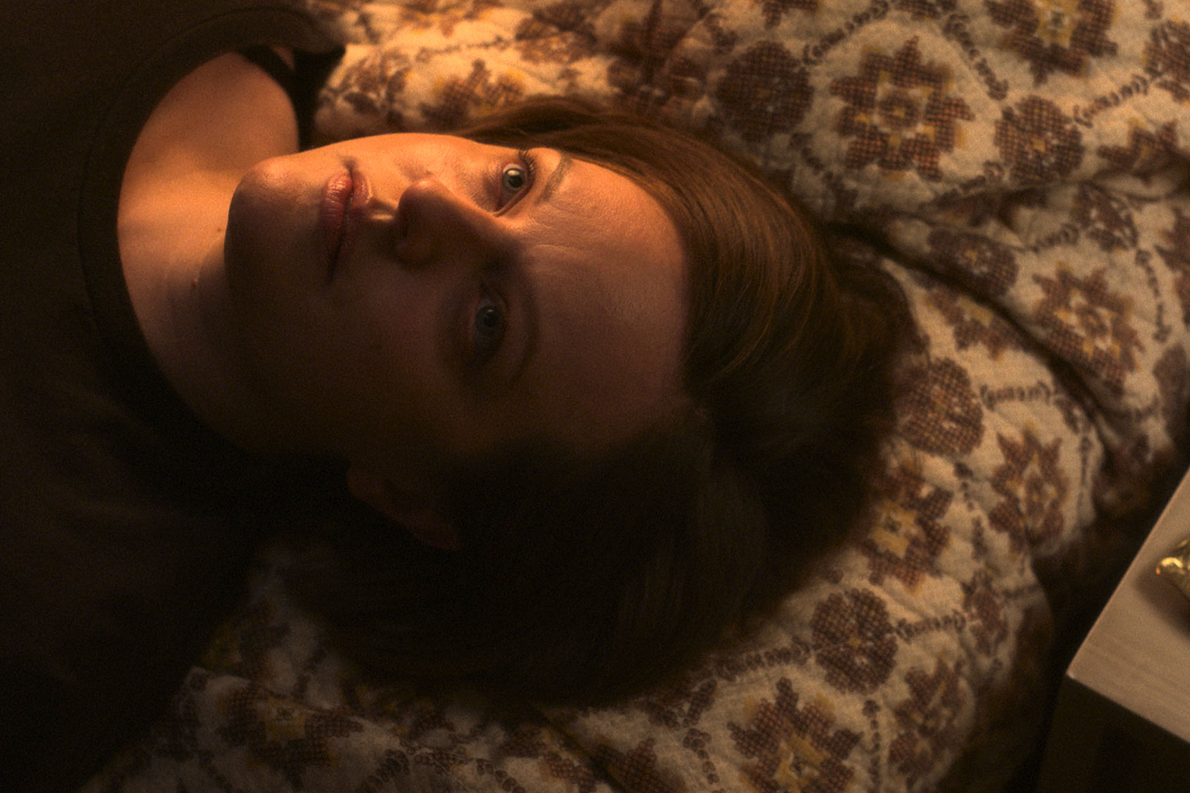 Elisabeth Moss on "Shining Girls" (Apple TV+)