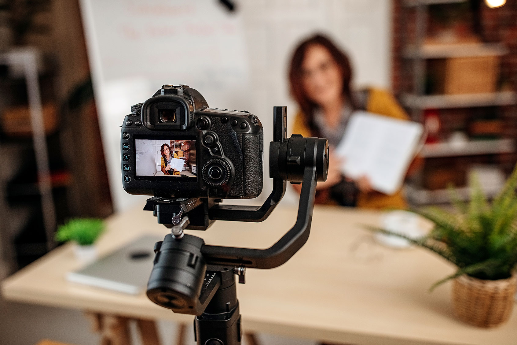 Teacher hosting online class (Getty Images/PhotoAttractive)