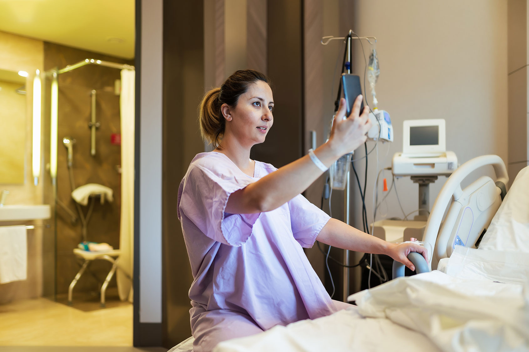 Young pregnant woman in the hospital ward having video call (Getty Images/Kemal Yildirim)