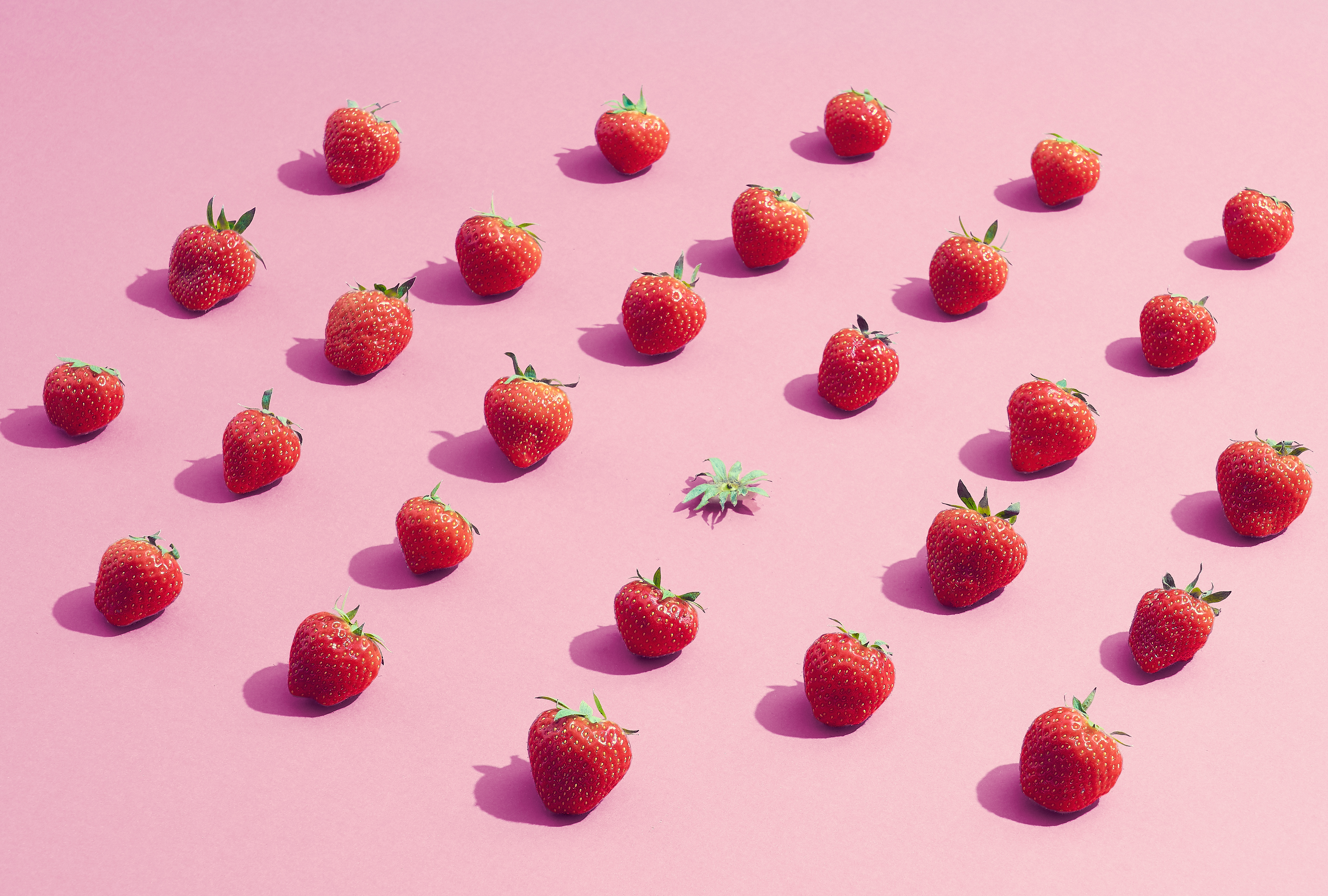 A group of strawberries surrounding an eaten one (Getty Images / Daniel Grizelj)