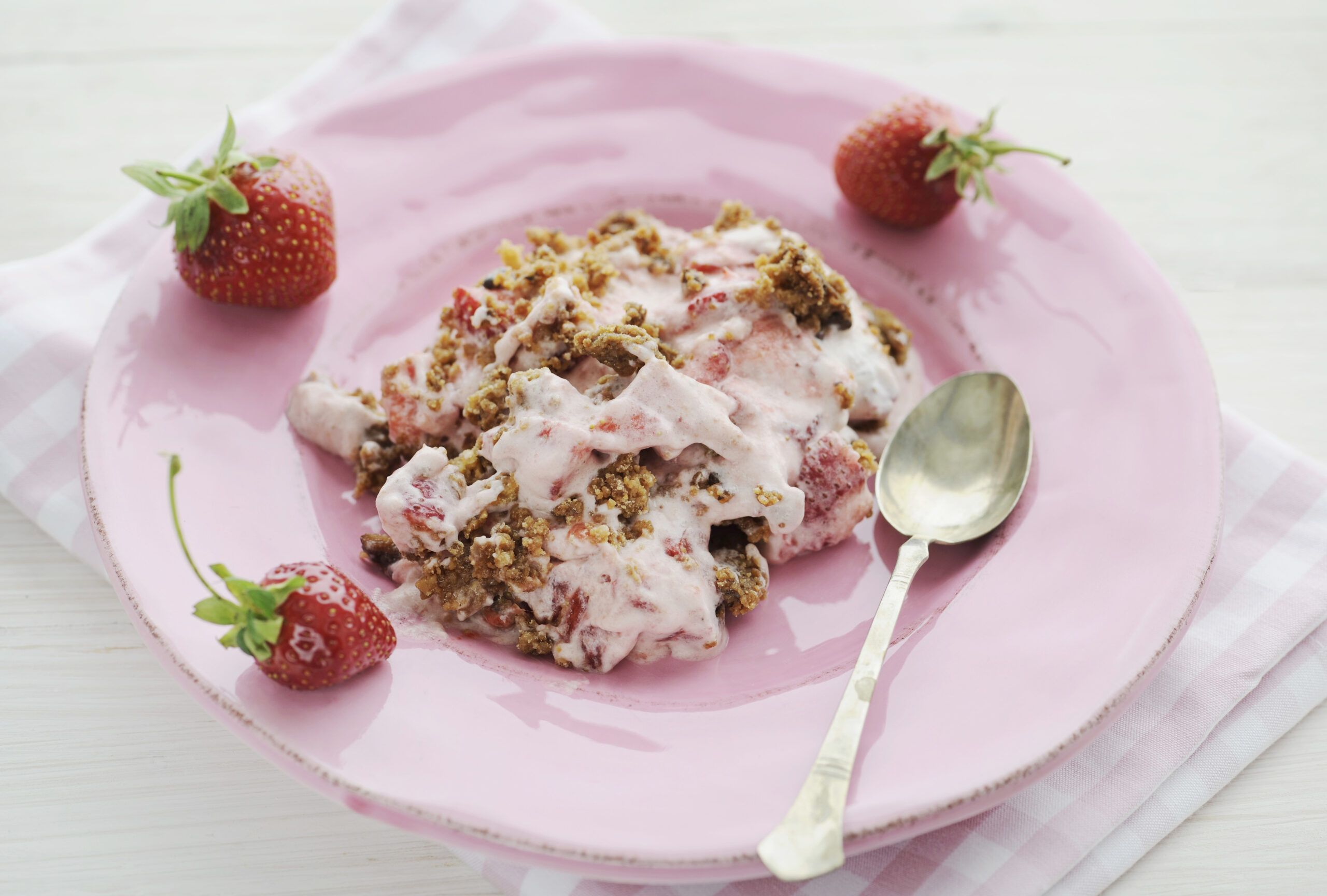 Strawberry dessert with butter-walnut crumbles (Getty Images / StockFood)