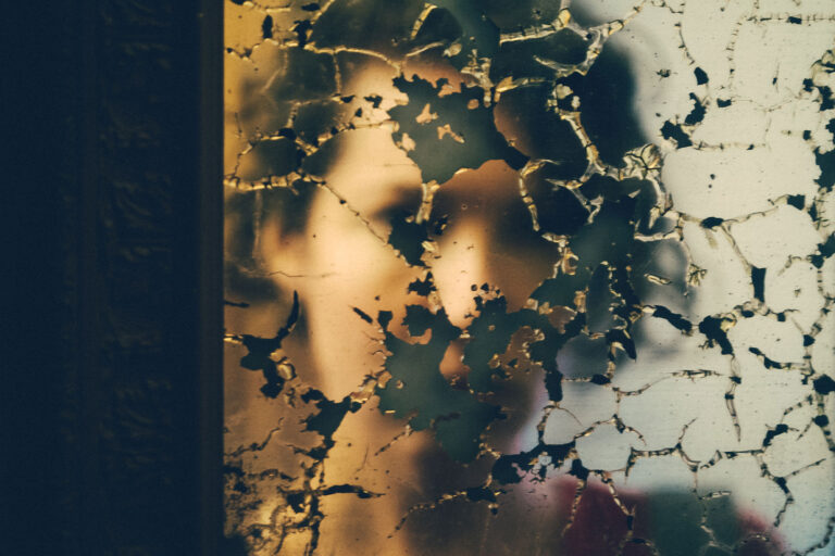 Young woman blurry reflection on the damaged mirror (Getty images/Rafael Elias)