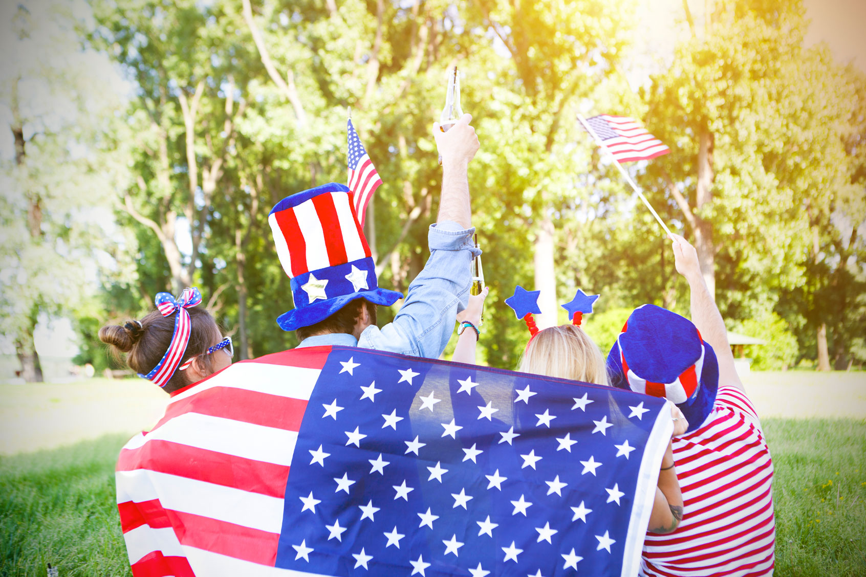 Friends celebrating US Independence Day (Getty Images/M_a_y_a)