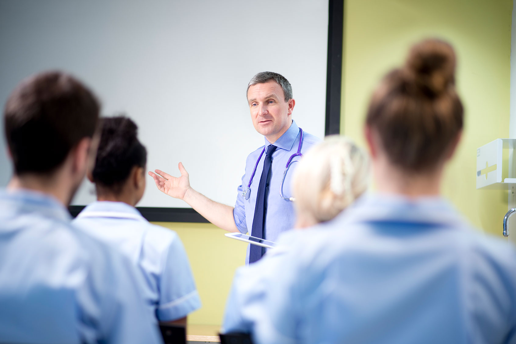 Doctor briefing medical students (Getty Images/sturti)