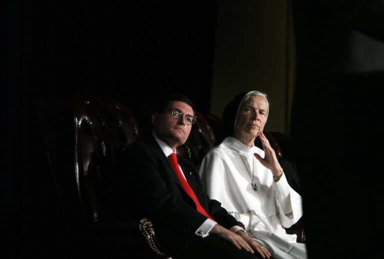 The Federalist Society's Leonard Leo and Mother Assumpta Long at the Washington Hilton Hotel for the National Catholic Prayer Breakfast 13 April 2007. (JIM WATSON/AFP via Getty Images)