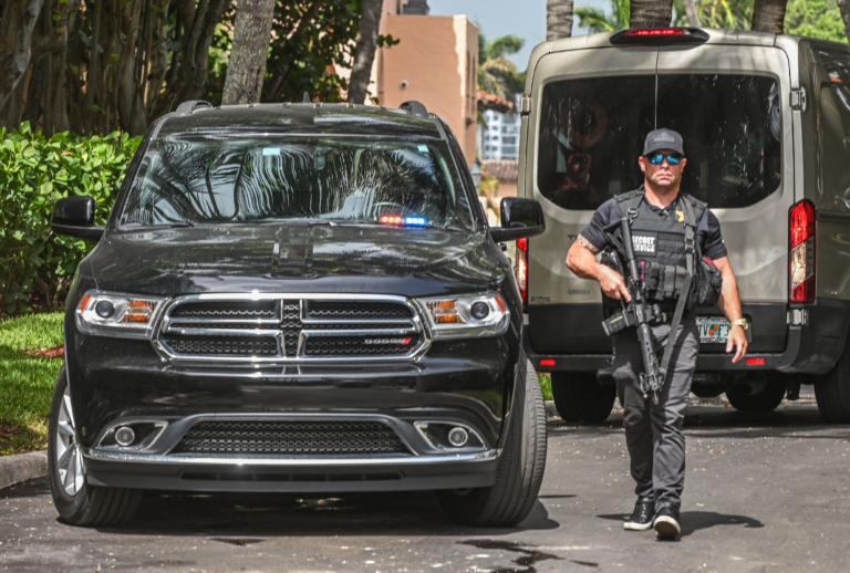 A member of the Secret Service is seen in front of the home of former President Donald Trump at Mar-A-Lago in Palm Beach, Florida on August 9, 2022. (Photo by GIORGIO VIERA/AFP via Getty Images)