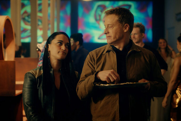 Sara Tomko as Asta Twelvetrees and Alan Tudyk as Harry Vanderspeigle in "Resident Alien" (SYFY)