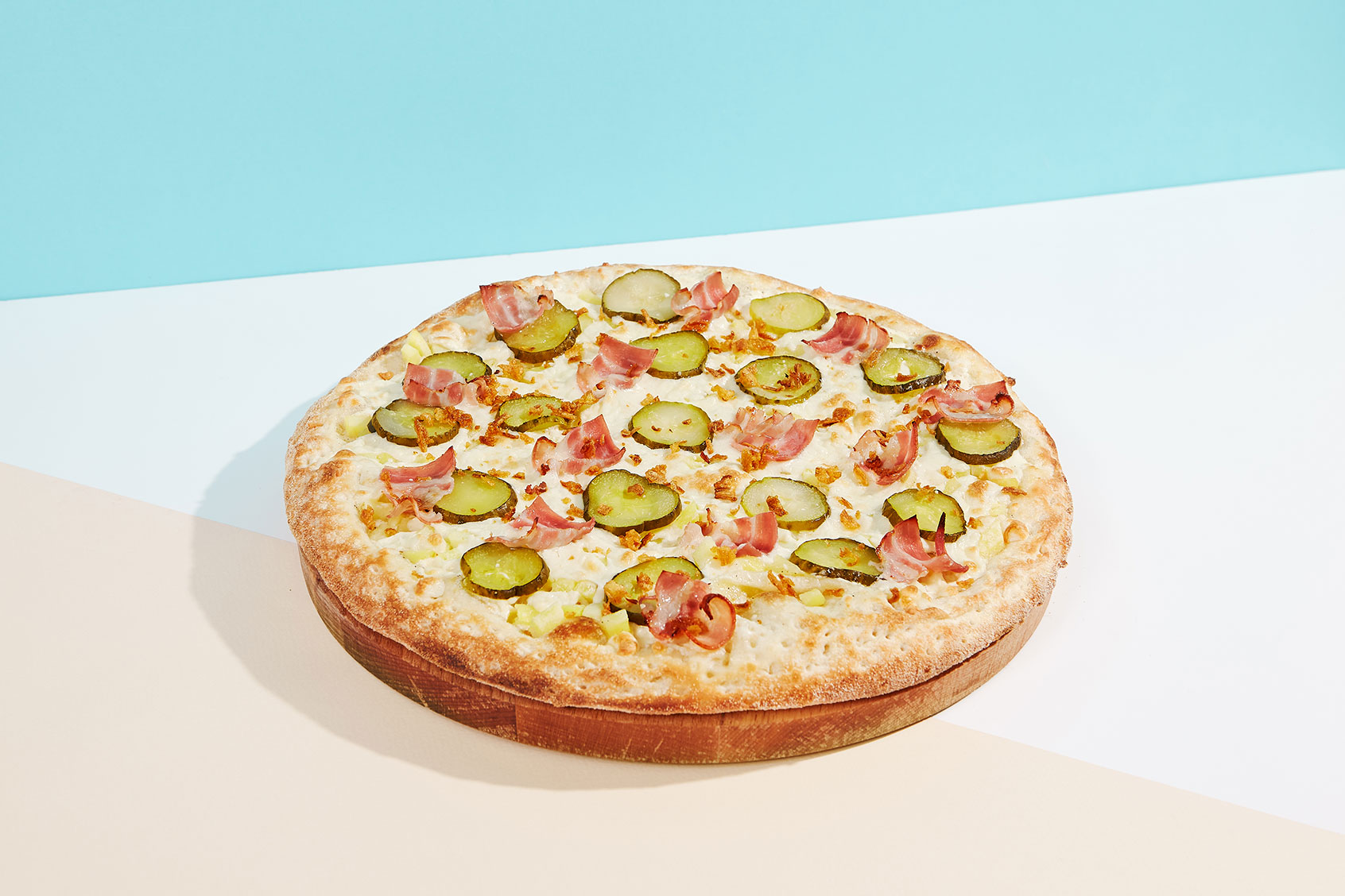 Italian pizza with bacon, pickled cucumber and crispy onion (Getty Images/Ryzhkov)