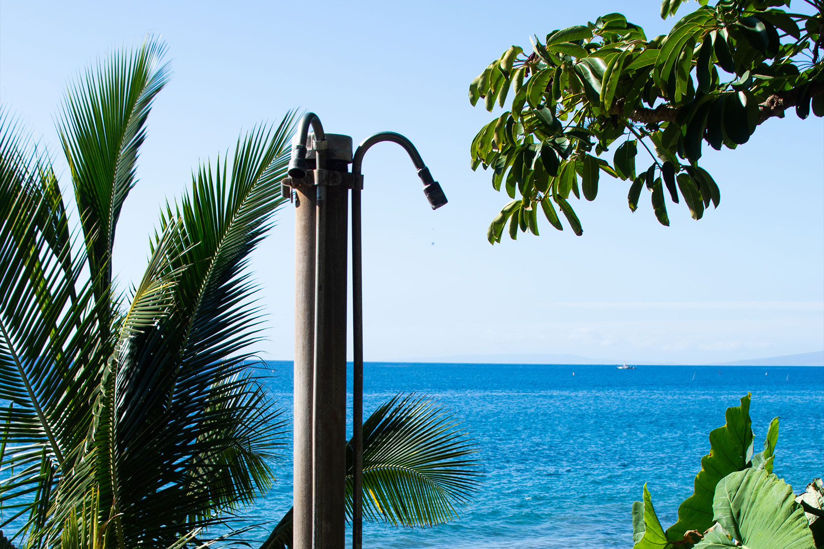 Beach shower, Maui, Hawaii (Getty Images/cestes001)