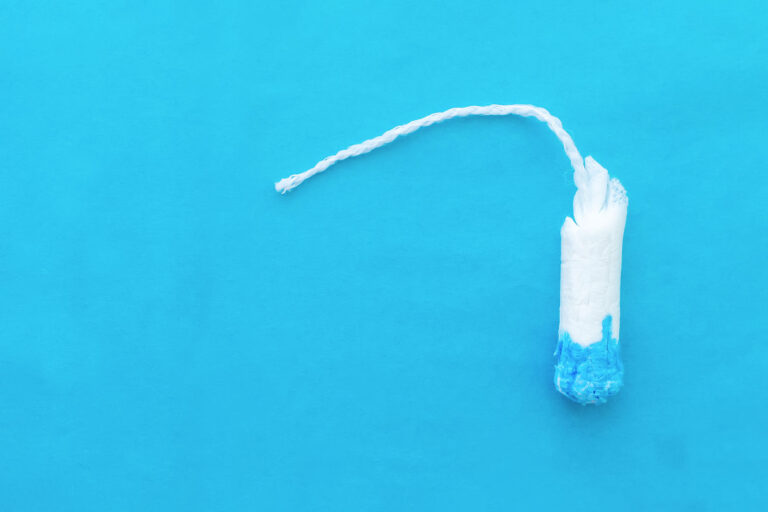 Women's tampon with blue on the end (Getty Images/Петр Ткаченко)