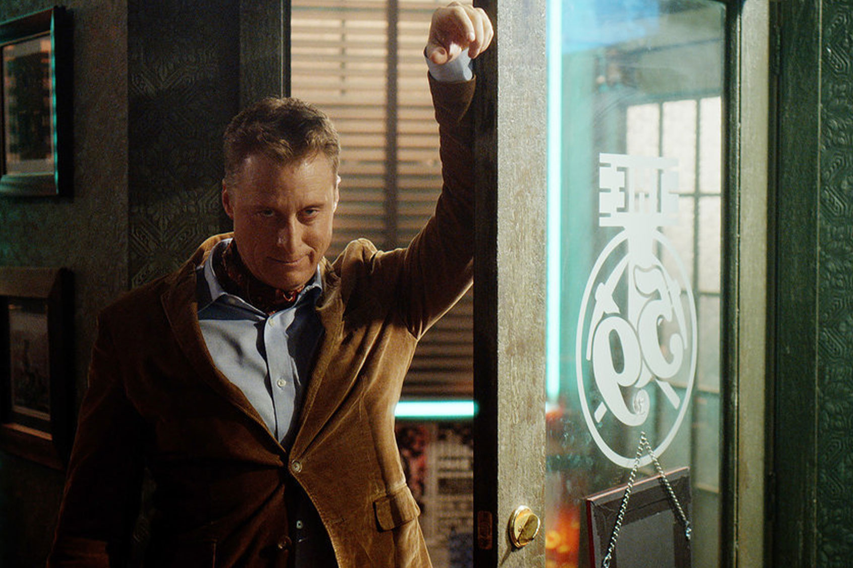 Alan Tudyk as Harry Vanderspeigle in "Resident Alien" (SYFY)