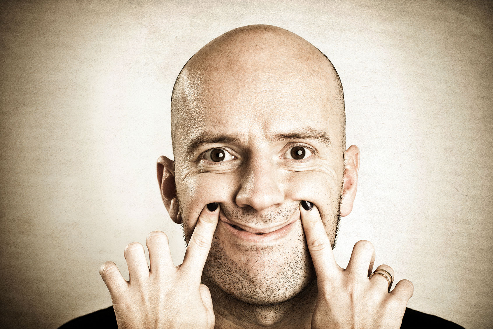 Man Forced To Smile (Getty Images/ferrantraite)