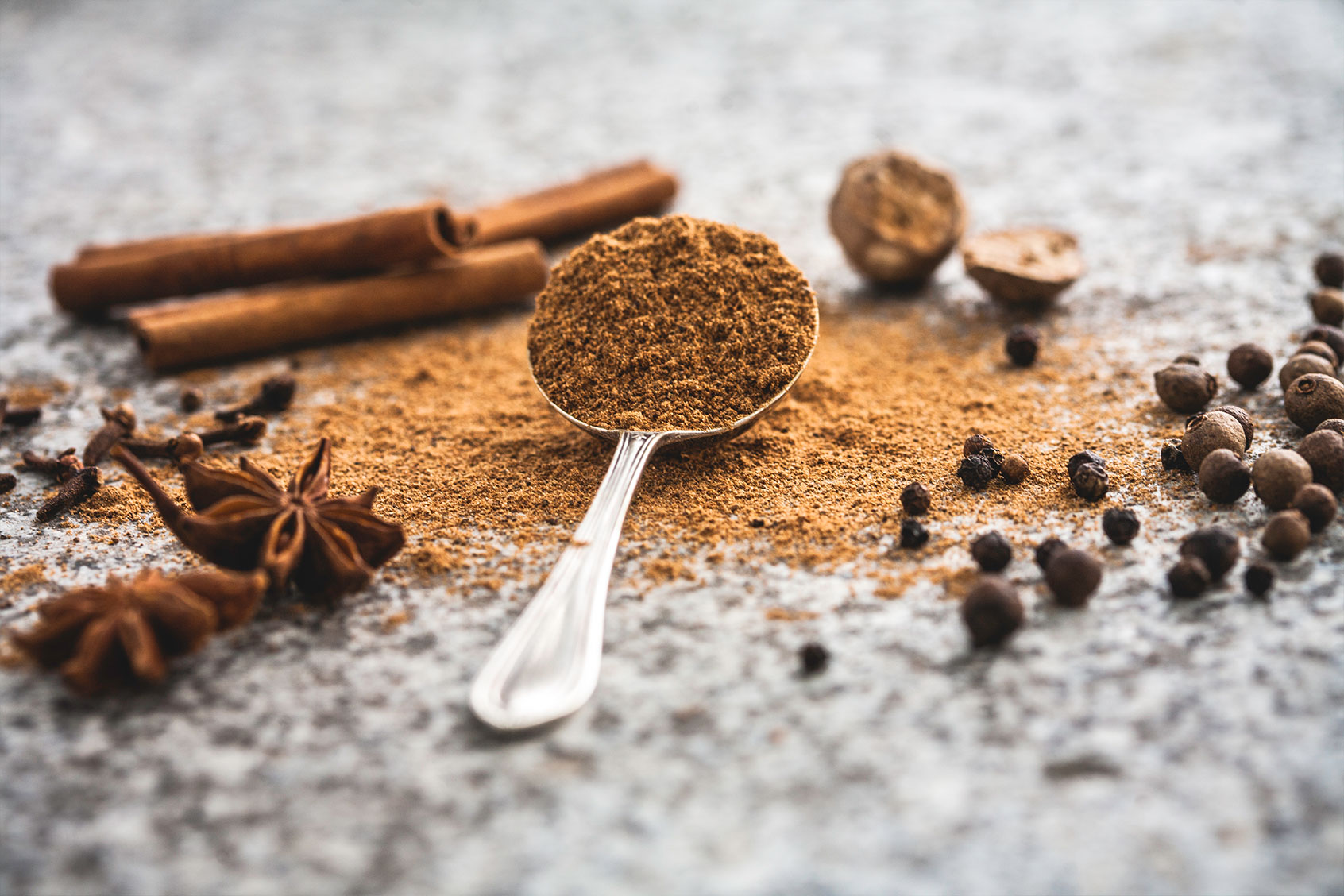 The ingredients for a pumpkin spice mix, arranged separately and blended (Getty Images/Enrique Díaz/7cero)