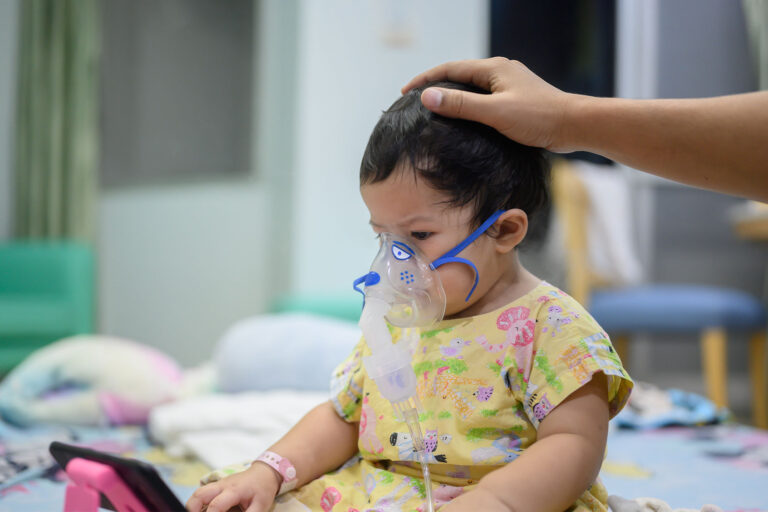 Baby was sick as Respiratory Syncytial Virus (RSV) in kid hospital (Getty Images/graphixchon)