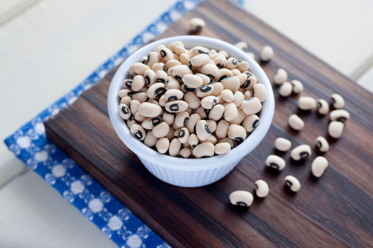 Black-Eyed Peas In Bowl On Cutting Board (Getty Images/Silvia Elena Castañeda Puchetta/EyeEm)