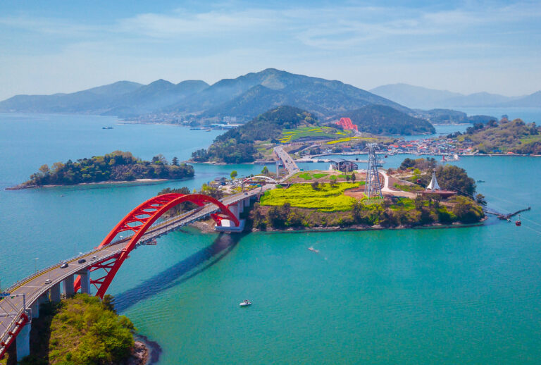 Boats in the sea in Busan, South Korea (Getty Images / Panwasin Seemala / EyeEm)