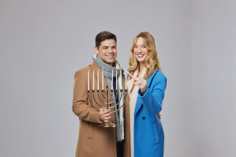 Jeremy Jordan and Yael Grobglas in "Hanukkah on Rye" (Hallmark Media/Pooya Nabei)