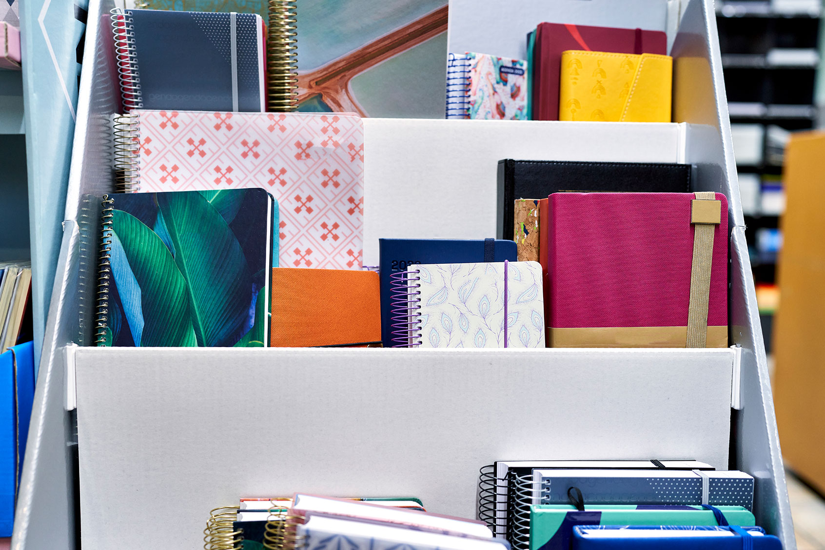 Annual planner notebooks on a shelf at a bookstore (Getty Images/Aire images)