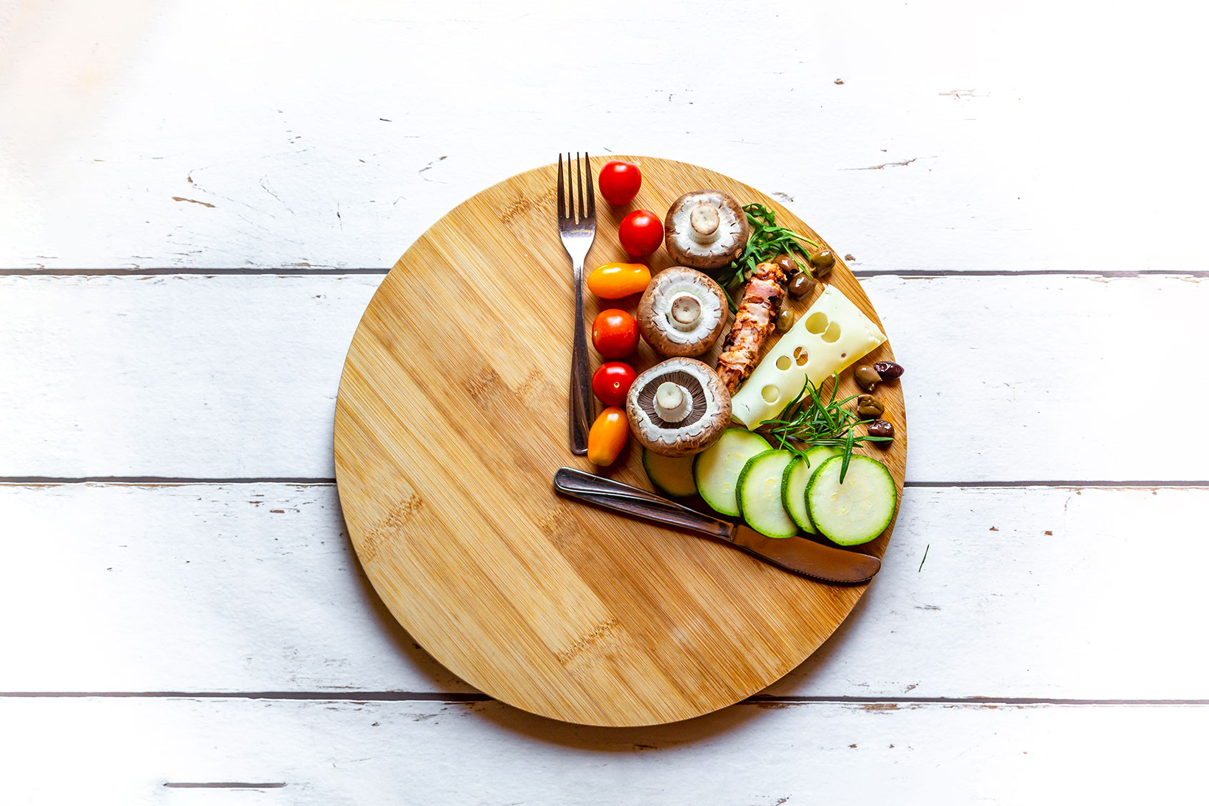 Vegetables on round chopping board (Getty Images/Westend61)