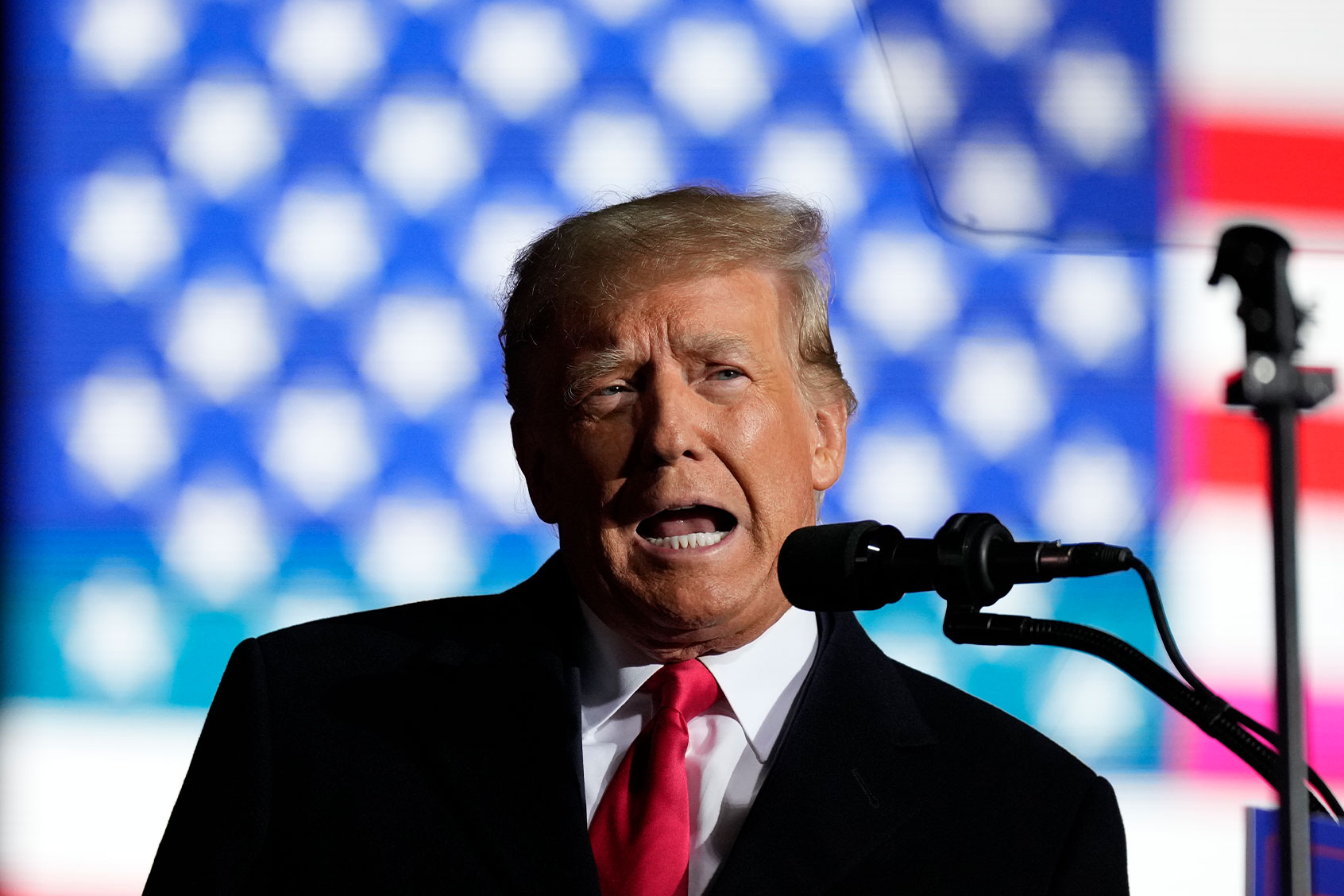 Former U.S. President Donald Trump speaks during a rally at the Dayton International Airport on November 7, 2022 in Vandalia, Ohio. (Drew Angerer/Getty Images)