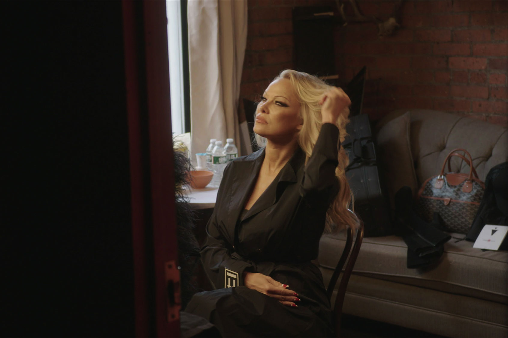 Pamela Anderson in "Pamela, A Love Story" (Netflix)