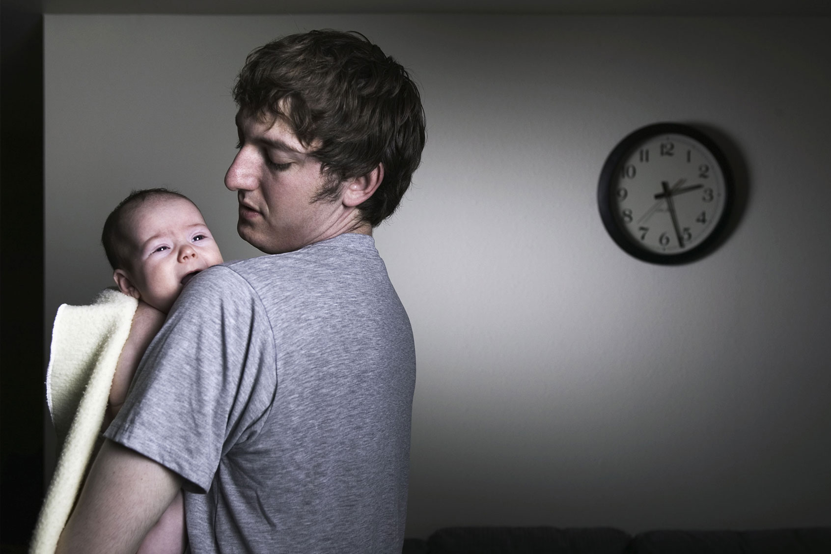 Father comforting crying baby (Getty Images/Andersen Ross)