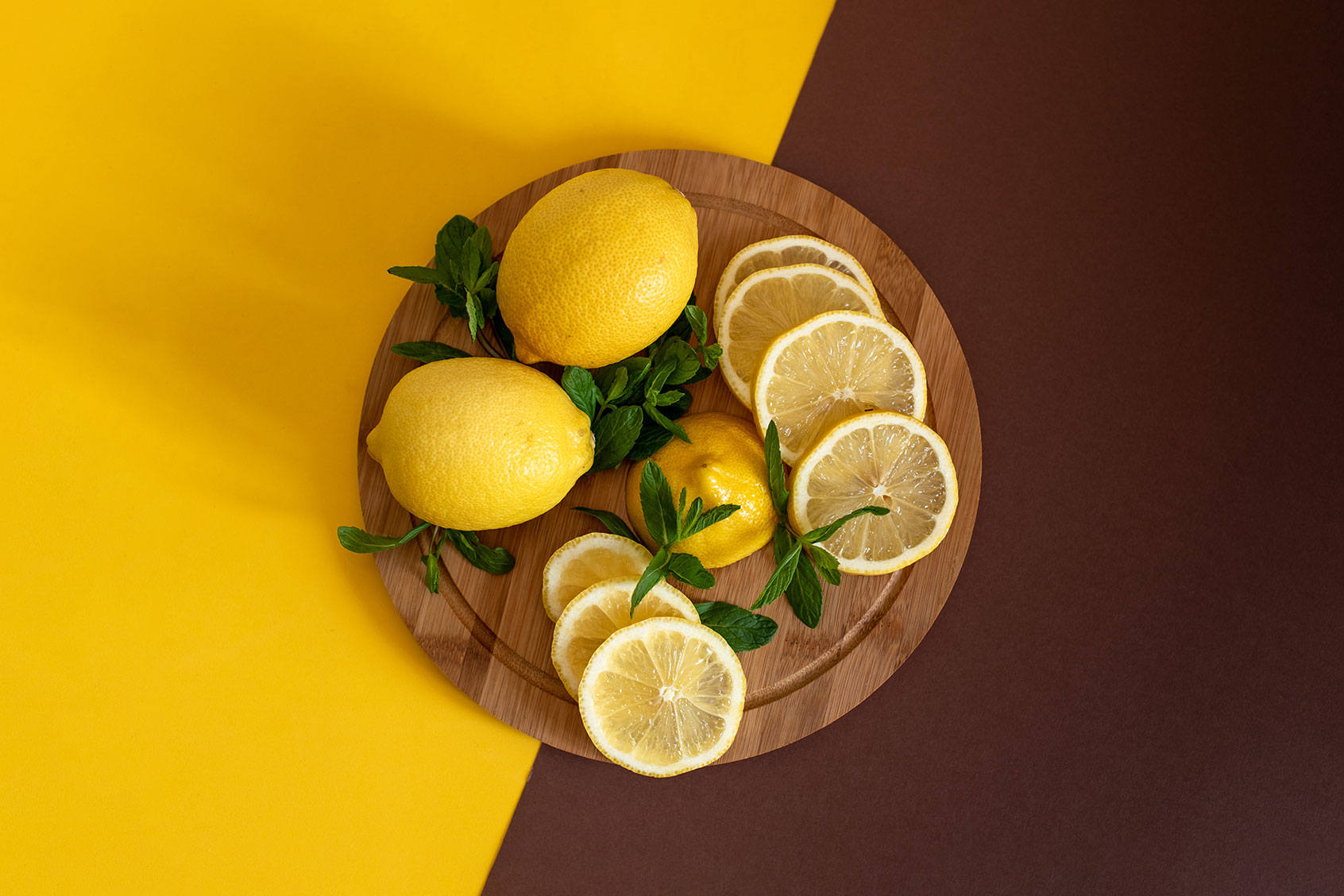 Board with cut lemons (Getty Images/Kseniya Ovchinnikova)