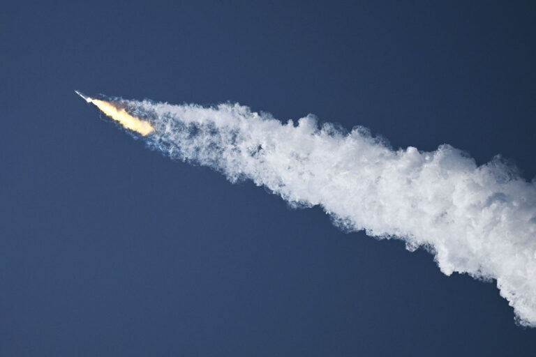 The SpaceX Starship lifts off from the launchpad during a flight test from Starbase in Boca Chica, Texas, on April 20, 2023. (PATRICK T. FALLON/AFP via Getty Images)
