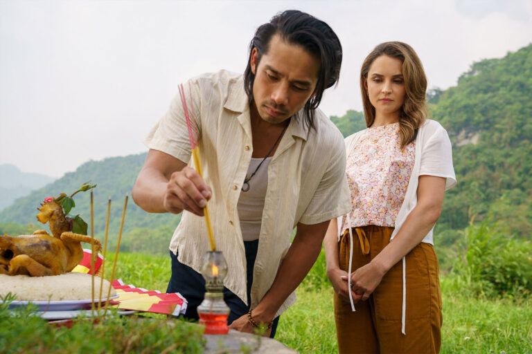 Scott Ly as Sinh and Rachael Leigh Cook as Amanda in "A Tourist's Guide to Love." (Sasidis Sasisakulporn/Netflix)