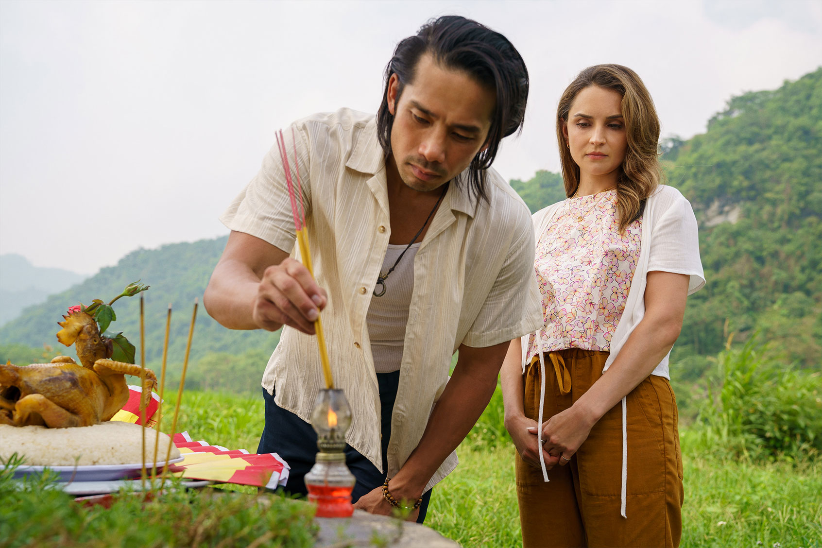 Scott Ly as Sinh and Rachael Leigh Cook as Amanda in "A Tourist's Guide to Love." (Sasidis Sasisakulporn/Netflix)
